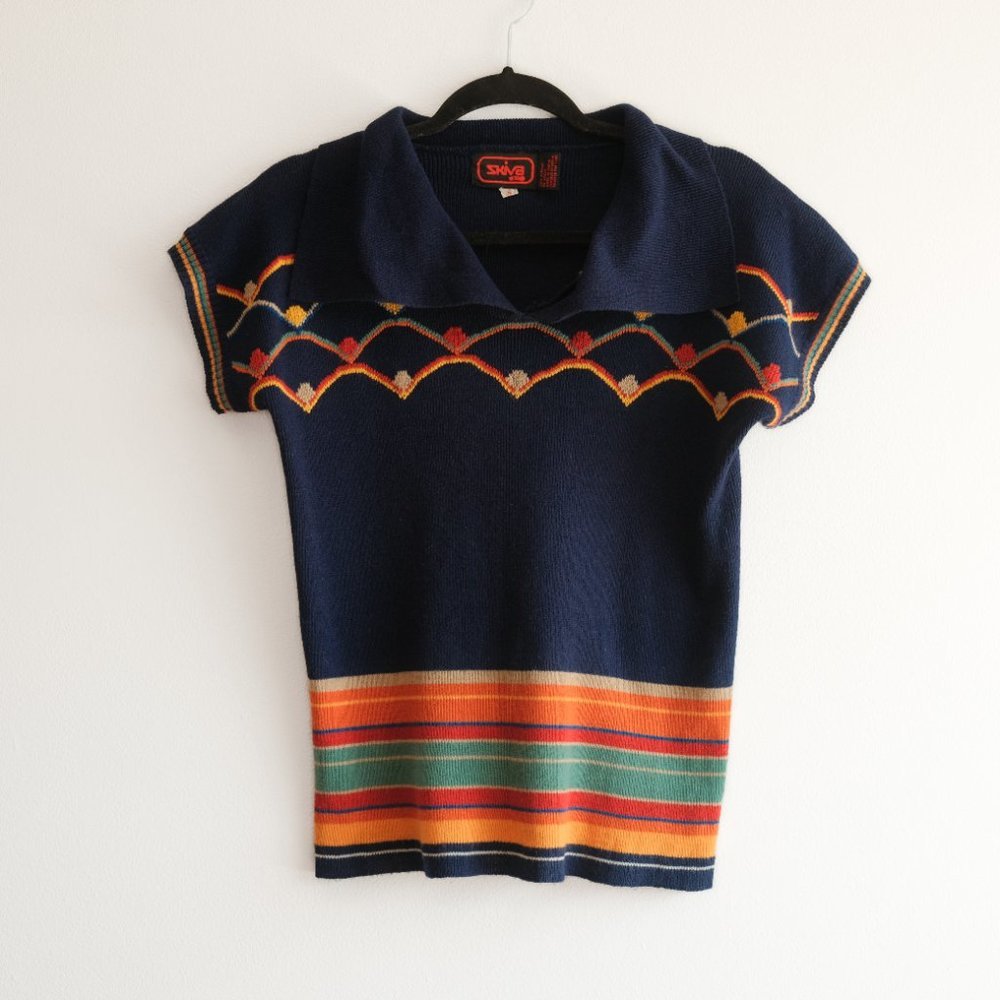 navy 70s knit short sleeve sweater w large collar and retro geometric print